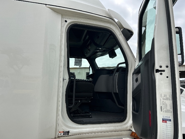 Used 2021 Freightliner Cascadia - photo 15