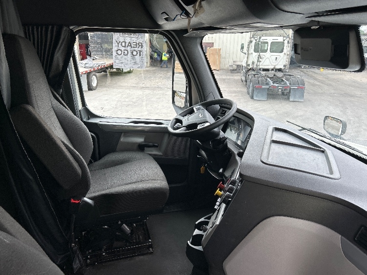 Used 2021 Freightliner Cascadia - photo 17