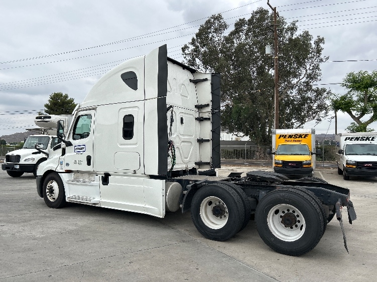 Used 2021 Freightliner Cascadia - photo 7