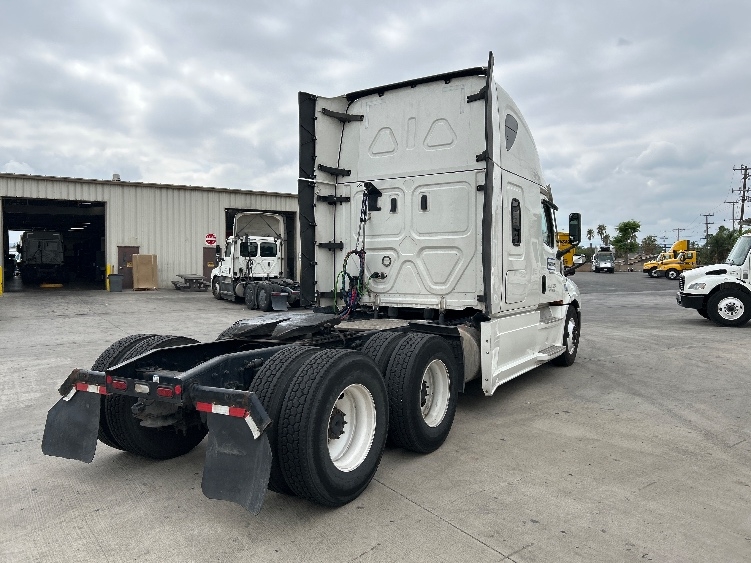 Used 2021 Freightliner Cascadia - photo 9