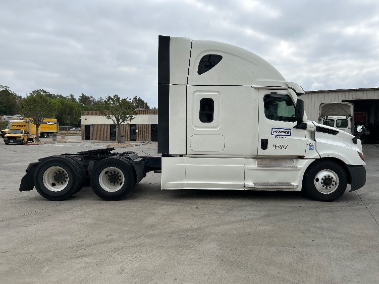 Used 2021 Freightliner Cascadia - photo 10