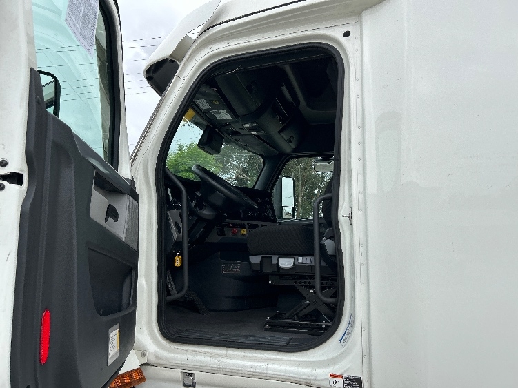 Used 2021 Freightliner Cascadia - photo 11