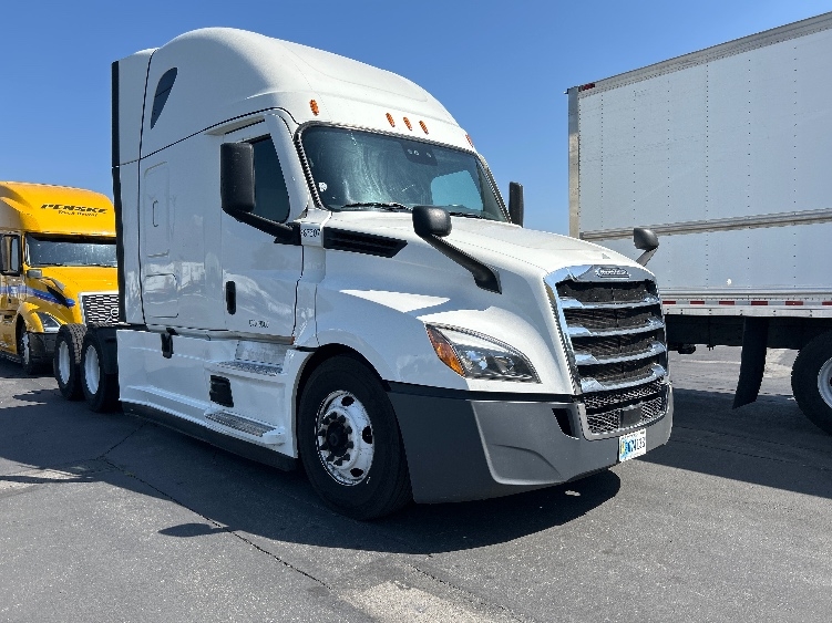 Used 2021 Freightliner Cascadia - photo 1