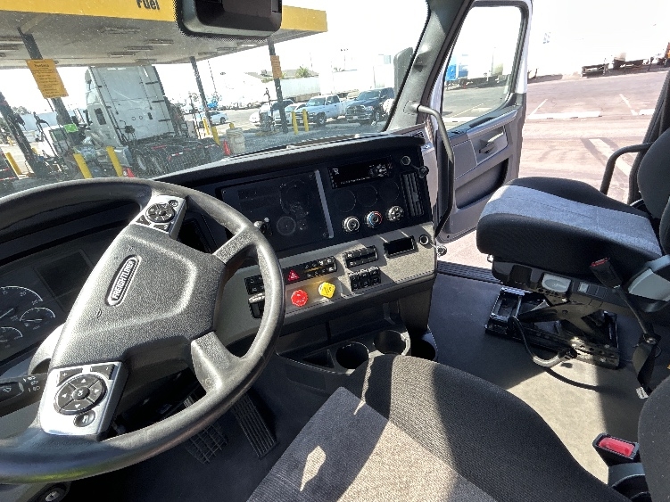 Used 2021 Freightliner Cascadia - photo 12