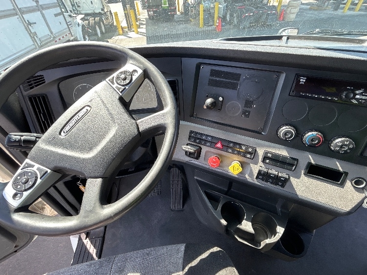 Used 2021 Freightliner Cascadia - photo 13