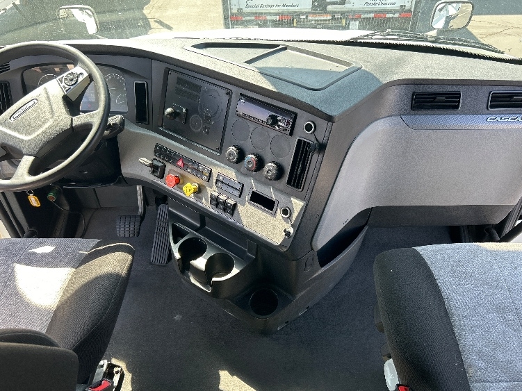 Used 2021 Freightliner Cascadia - photo 14