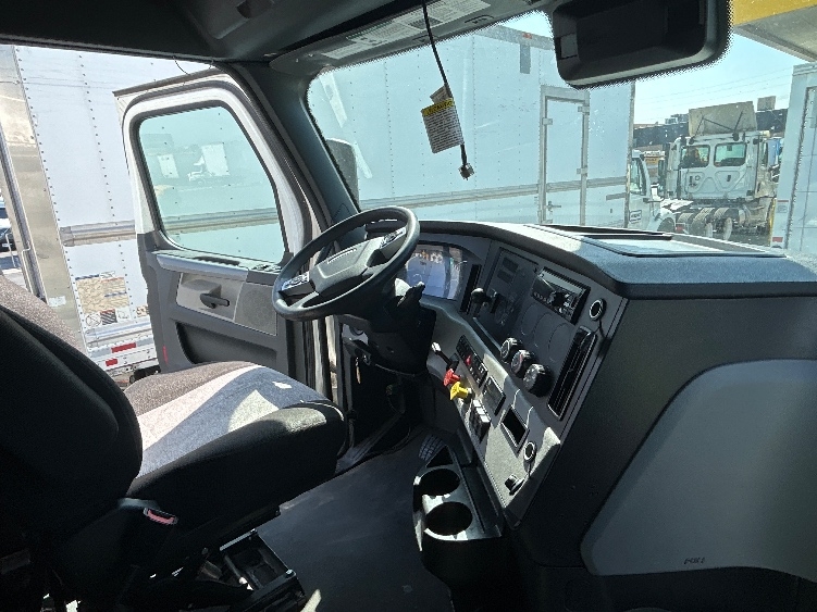 Used 2021 Freightliner Cascadia - photo 17