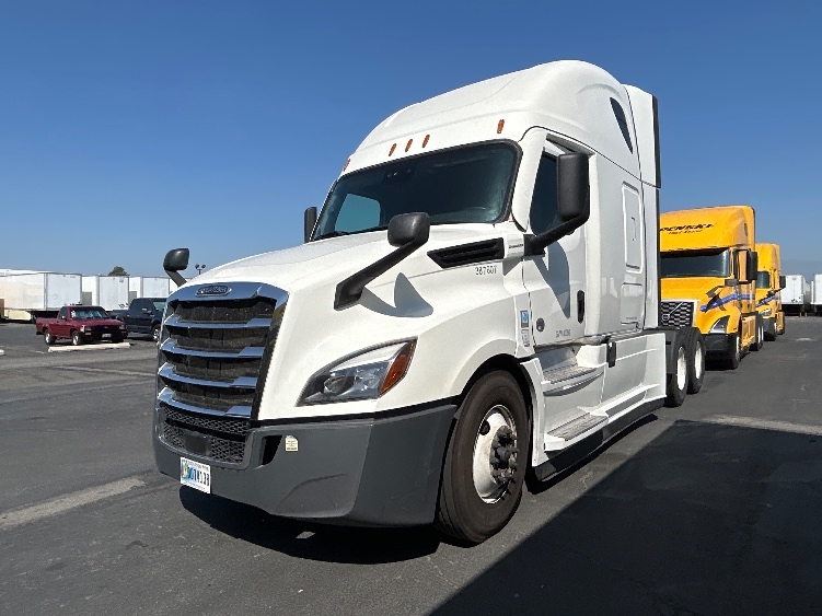 Used 2021 Freightliner Cascadia - photo 5