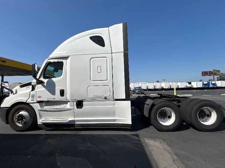 Used 2021 Freightliner Cascadia - photo 6