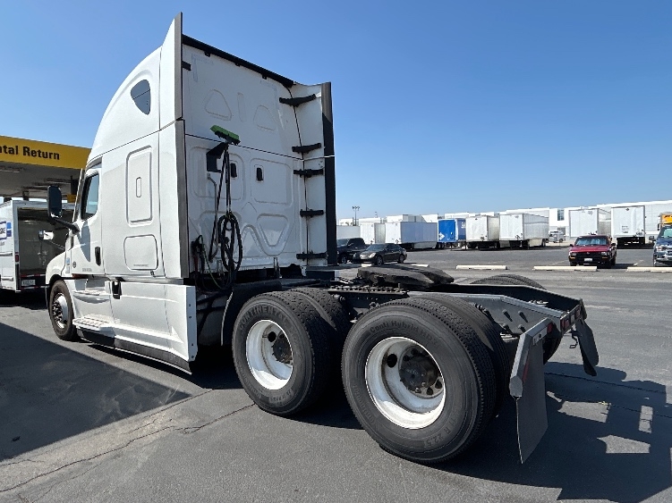 Used 2021 Freightliner Cascadia - photo 7