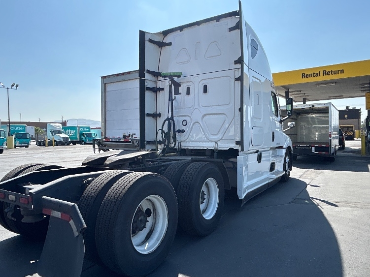 Used 2021 Freightliner Cascadia - photo 9