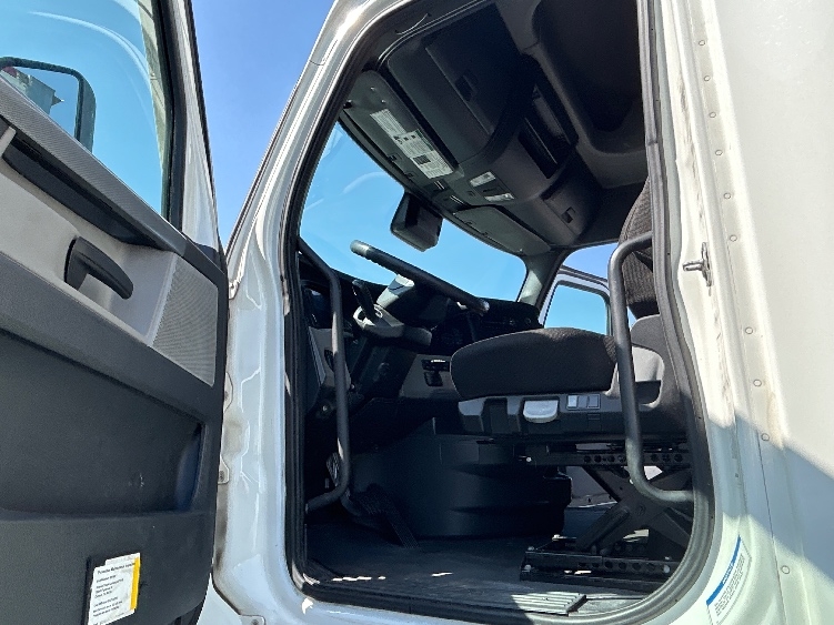 Used 2021 Freightliner Cascadia - photo 11
