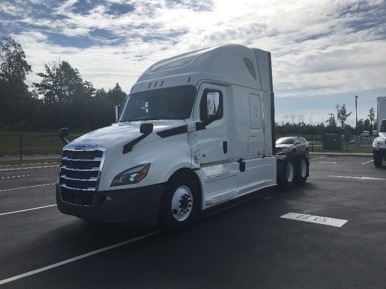 Used 2021 Freightliner Cascadia - photo 2