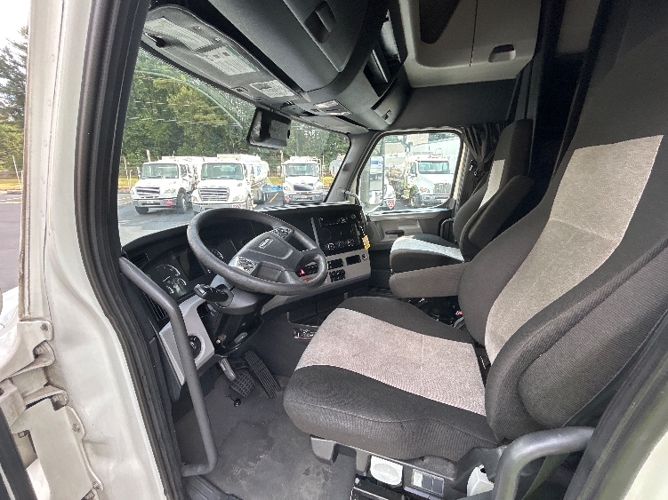 Used 2021 Freightliner Cascadia - photo 12