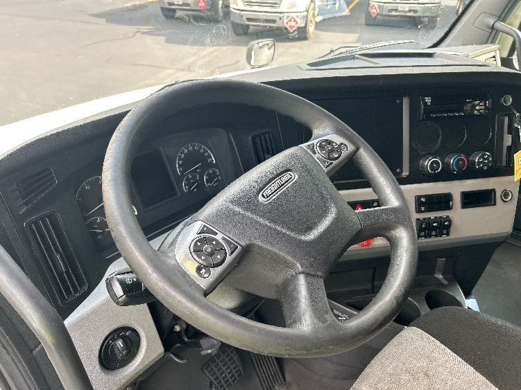 Used 2021 Freightliner Cascadia - photo 13