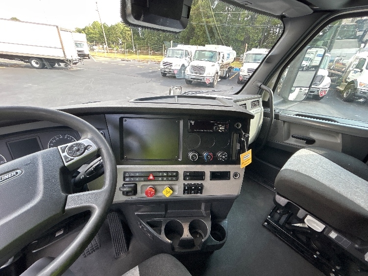 Used 2021 Freightliner Cascadia - photo 14