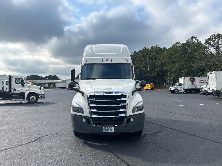 Used 2021 Freightliner Cascadia - photo 2