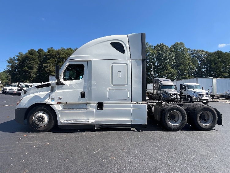 Used 2021 Freightliner Cascadia - photo 6