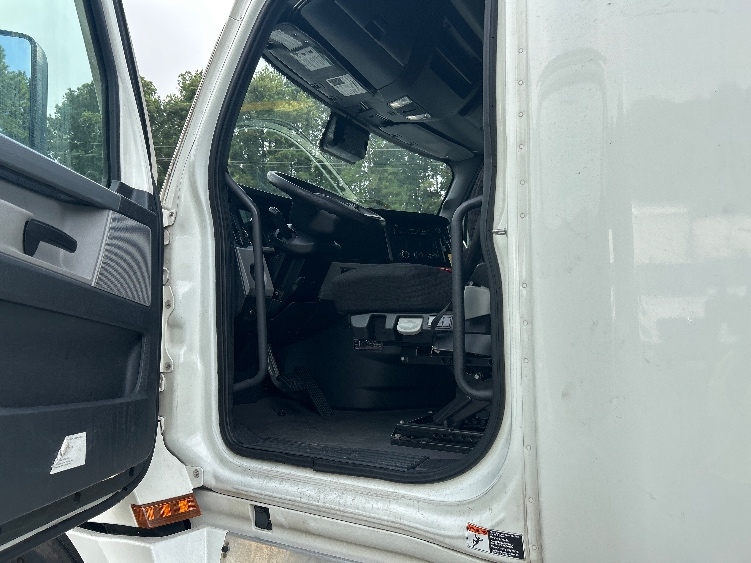 Used 2021 Freightliner Cascadia - photo 11
