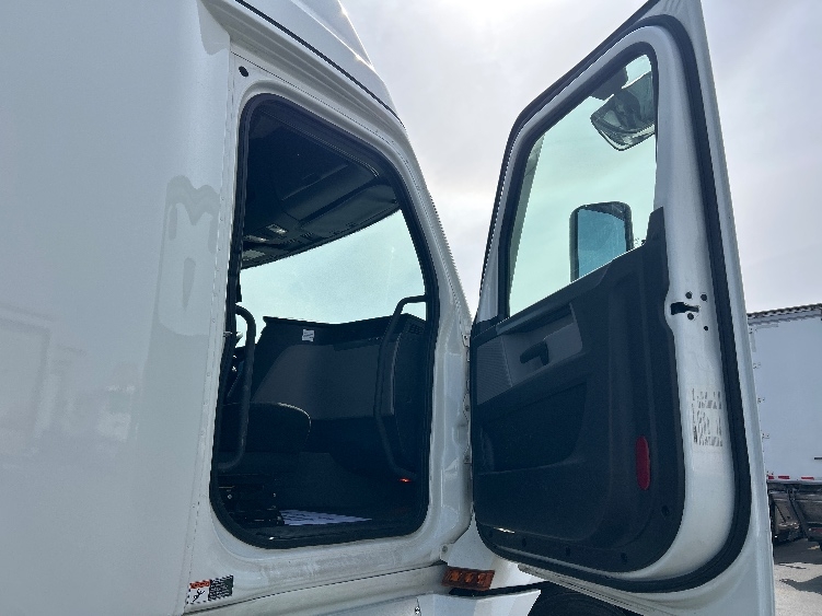 Used 2021 Freightliner Cascadia - photo 15