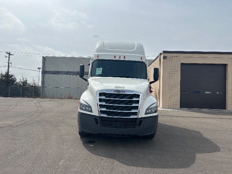 Used 2021 Freightliner Cascadia - photo 2