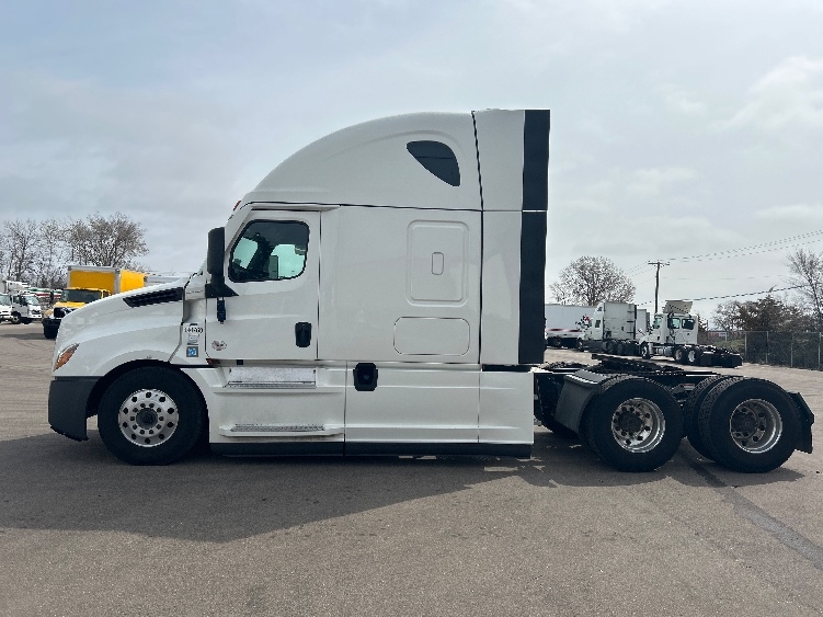 Used 2021 Freightliner Cascadia - photo 6