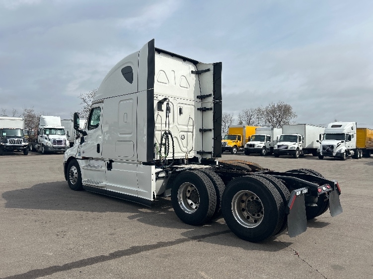 Used 2021 Freightliner Cascadia - photo 7