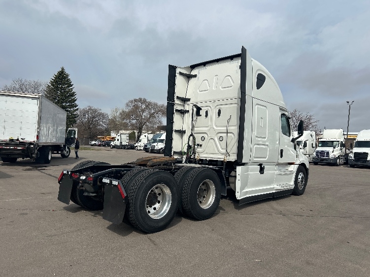 Used 2021 Freightliner Cascadia - photo 9