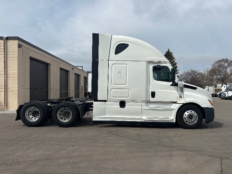 Used 2021 Freightliner Cascadia - photo 10