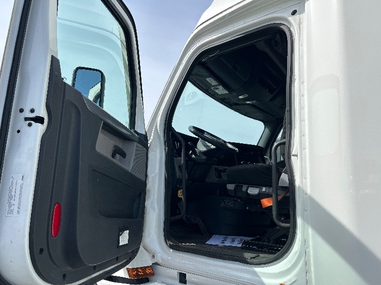 Used 2021 Freightliner Cascadia - photo 11