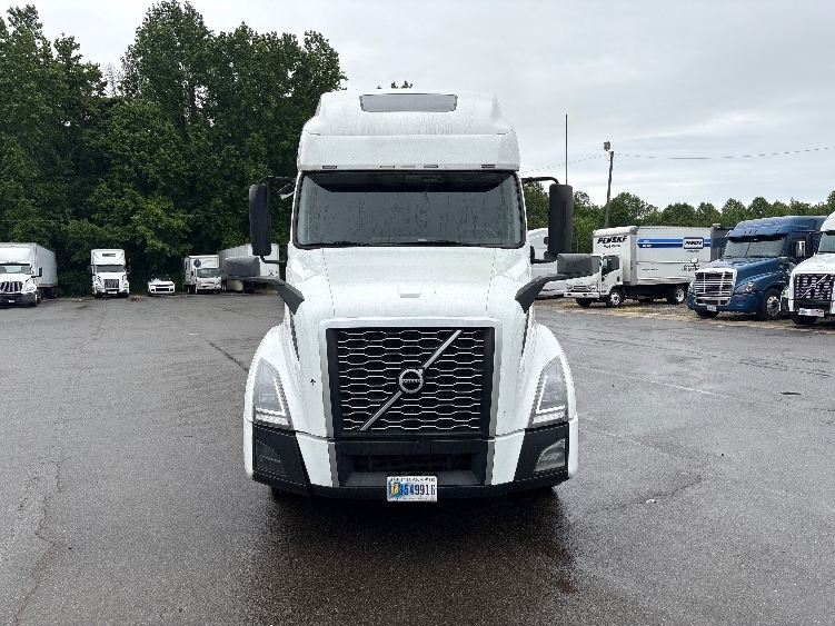 Used 2022 Volvo VNL - photo 2