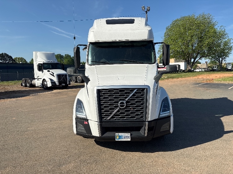 Used 2022 Volvo VNL - photo 2