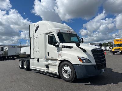 Used 2022 Freightliner Cascadia Detroit DD15AT Semi Truck with Sleeper Cab for sale #394001 - photo 1