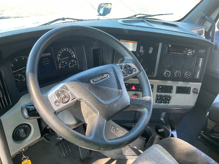 Used 2022 Freightliner Cascadia - photo 12