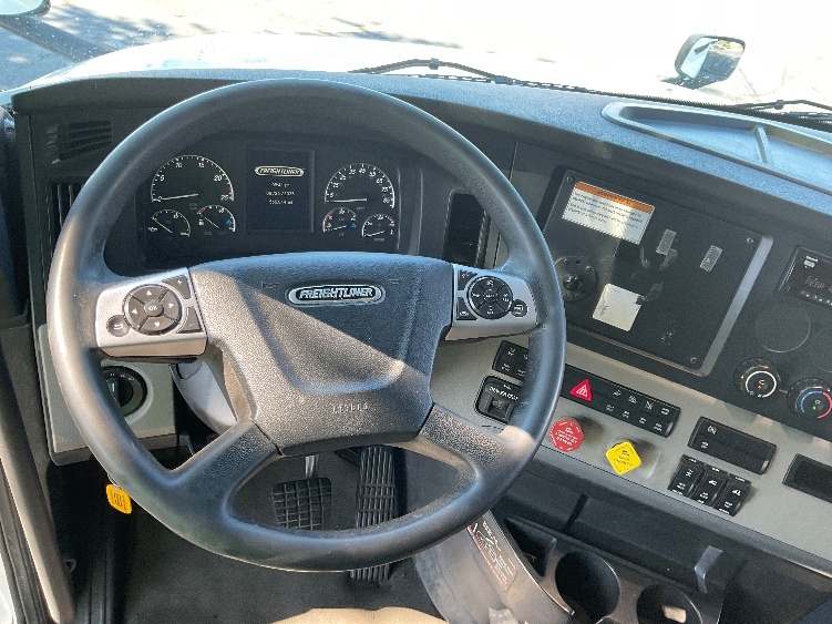 Used 2022 Freightliner Cascadia - photo 13