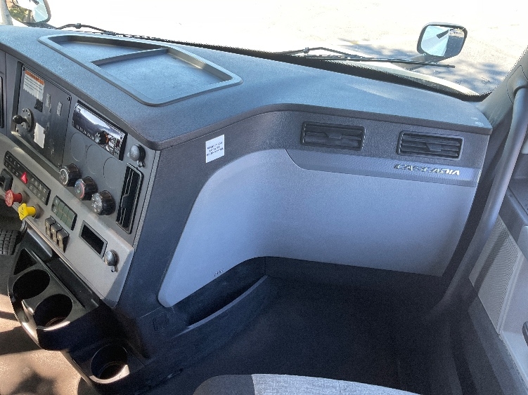 Used 2022 Freightliner Cascadia - photo 16