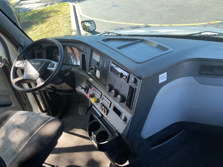 Used 2022 Freightliner Cascadia - photo 17