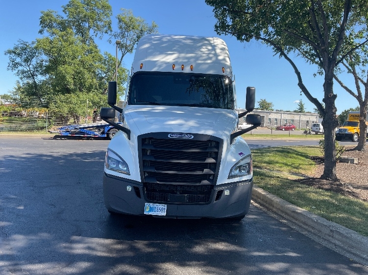 Used 2022 Freightliner Cascadia - photo 2