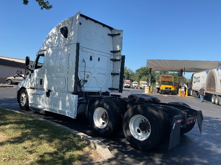 Used 2022 Freightliner Cascadia - photo 7