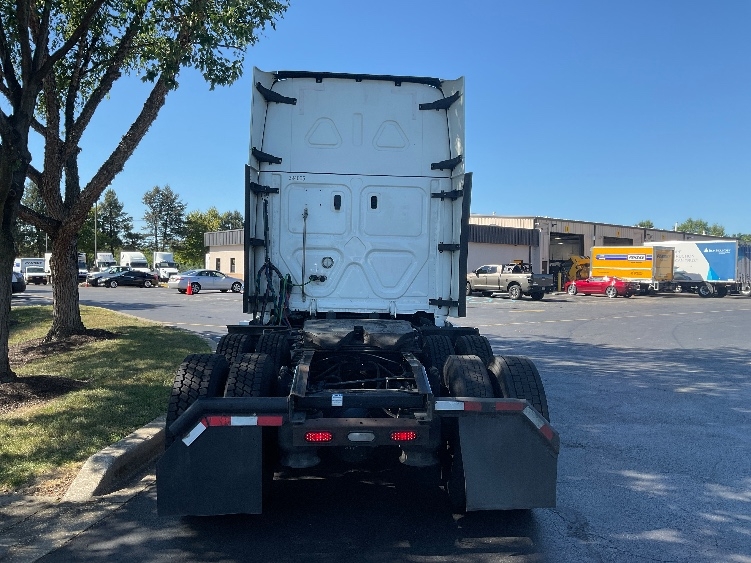 Used 2022 Freightliner Cascadia - photo 8