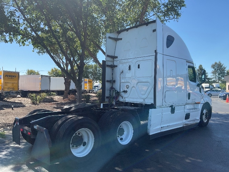 Used 2022 Freightliner Cascadia - photo 9