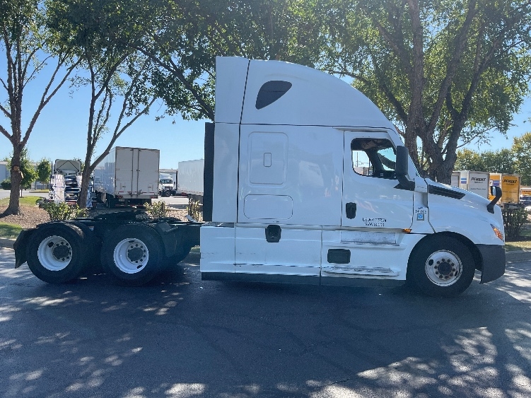 Used 2022 Freightliner Cascadia - photo 10