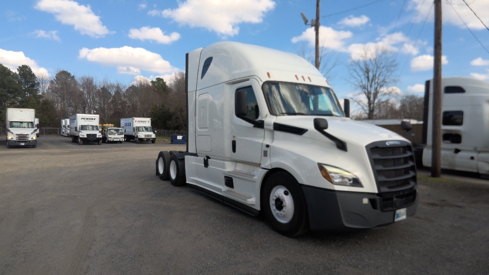 Used 2022 Freightliner Cascadia - photo 1