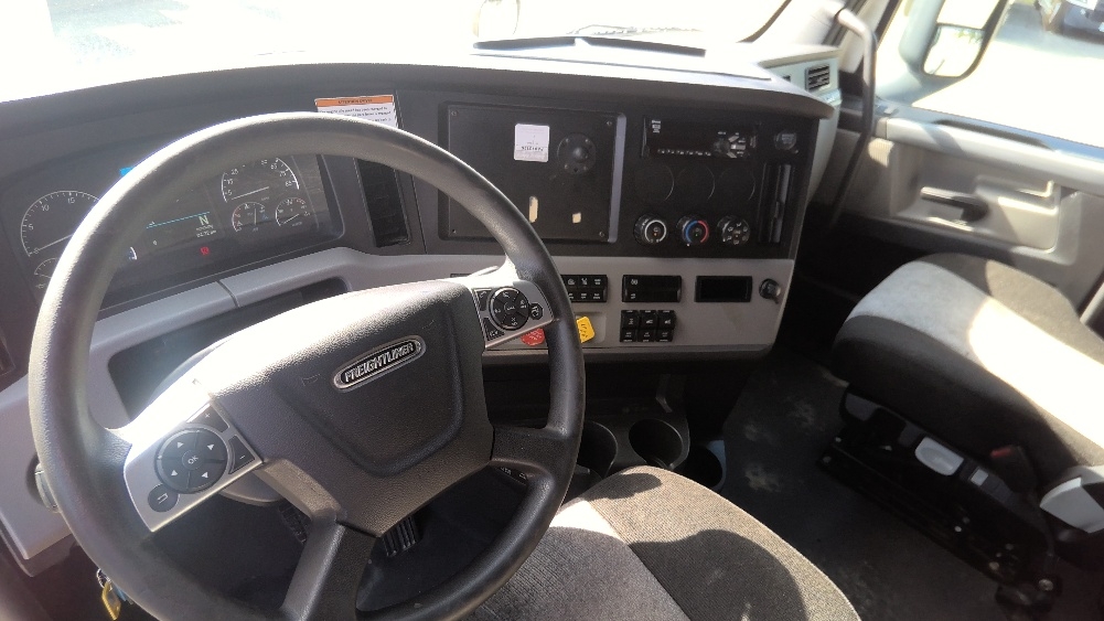 Used 2022 Freightliner Cascadia - photo 12