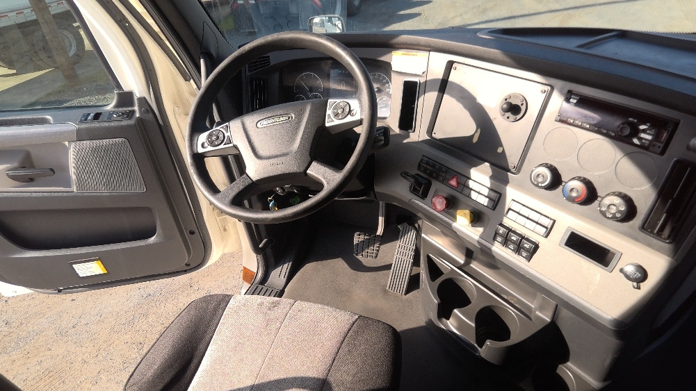 Used 2022 Freightliner Cascadia - photo 13