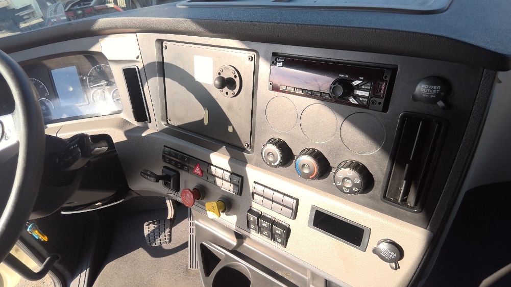 Used 2022 Freightliner Cascadia - photo 14