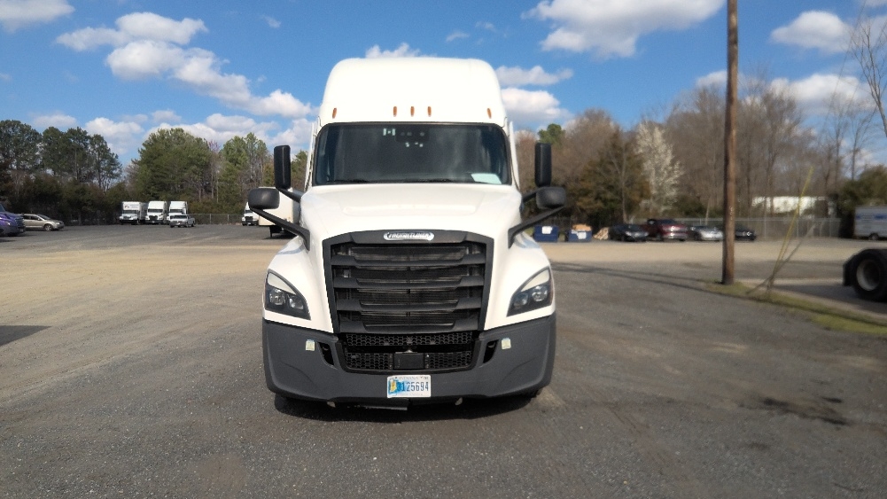 Used 2022 Freightliner Cascadia - photo 2