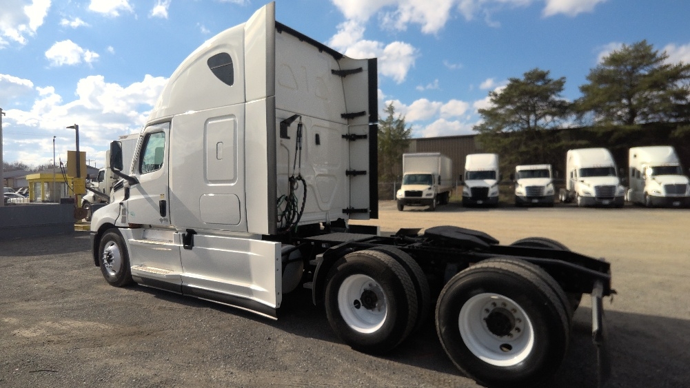 Used 2022 Freightliner Cascadia - photo 7