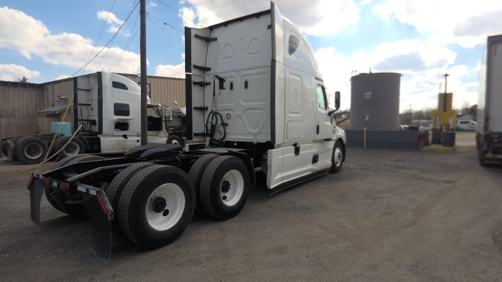 Used 2022 Freightliner Cascadia - photo 9