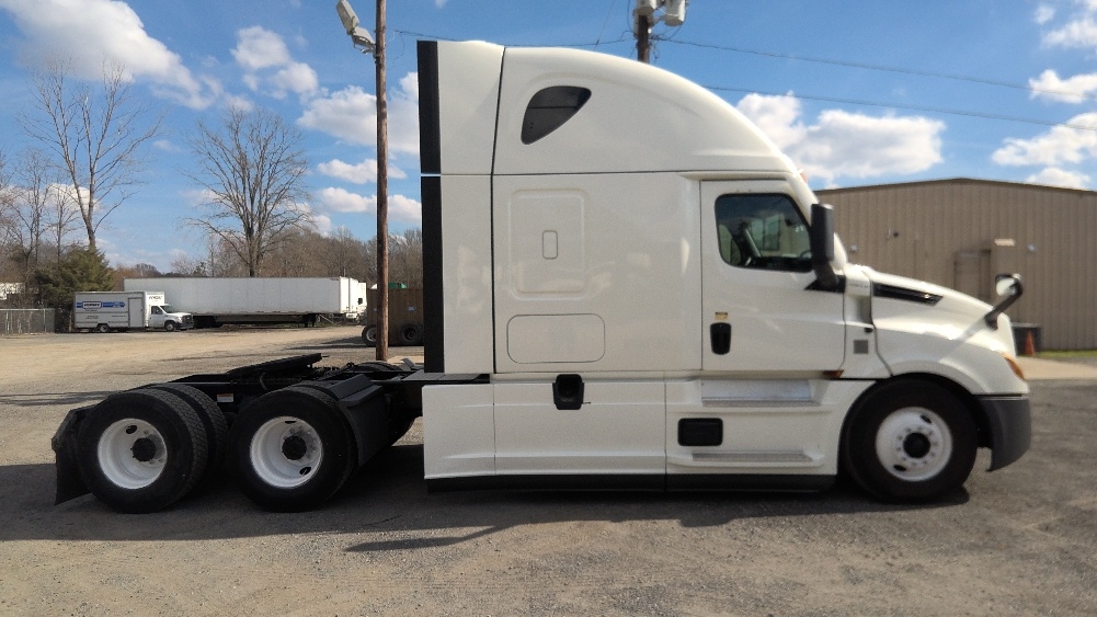 Used 2022 Freightliner Cascadia - photo 10